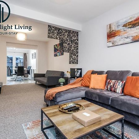 Dwellers Delight Living Ltd Serviced Accommodation Fabulous House 3 Bedroom, Hainault Prime Location ,Greater London With Parking & Wifi, 2 Bathroom, Garden Chigwell Zewnętrze zdjęcie