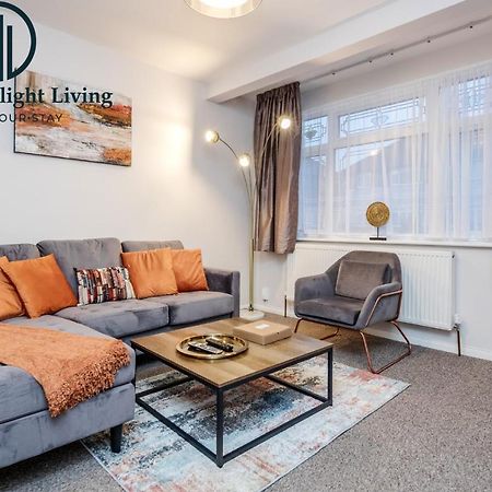 Dwellers Delight Living Ltd Serviced Accommodation Fabulous House 3 Bedroom, Hainault Prime Location ,Greater London With Parking & Wifi, 2 Bathroom, Garden Chigwell Zewnętrze zdjęcie