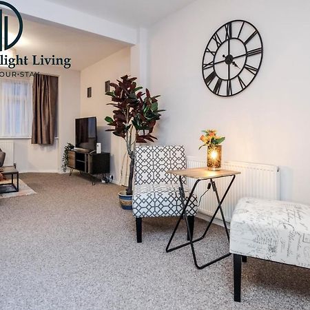 Dwellers Delight Living Ltd Serviced Accommodation Fabulous House 3 Bedroom, Hainault Prime Location ,Greater London With Parking & Wifi, 2 Bathroom, Garden Chigwell Zewnętrze zdjęcie