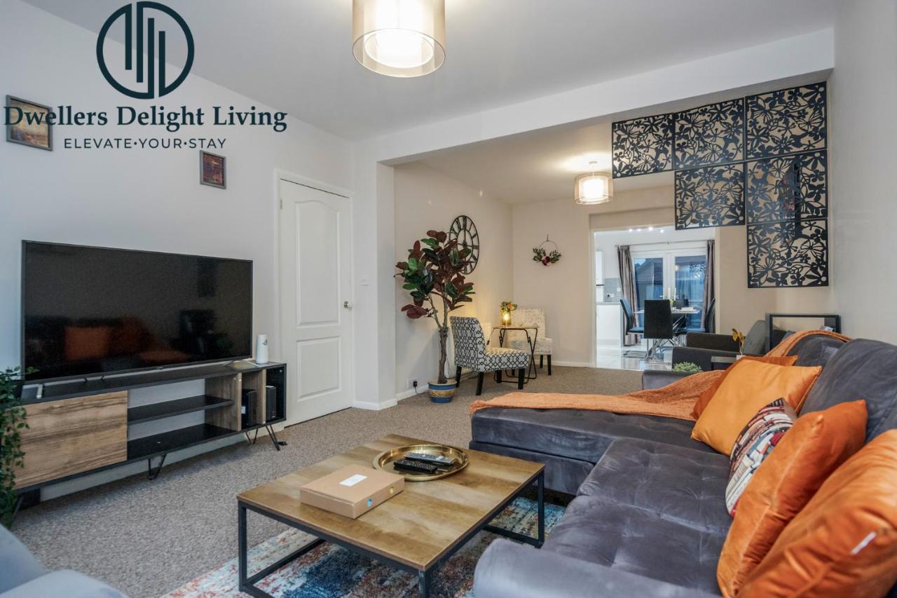 Dwellers Delight Living Ltd Serviced Accommodation Fabulous House 3 Bedroom, Hainault Prime Location ,Greater London With Parking & Wifi, 2 Bathroom, Garden Chigwell Zewnętrze zdjęcie