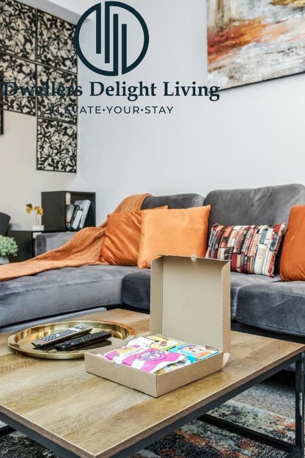 Dwellers Delight Living Ltd Serviced Accommodation Fabulous House 3 Bedroom, Hainault Prime Location ,Greater London With Parking & Wifi, 2 Bathroom, Garden Chigwell Zewnętrze zdjęcie