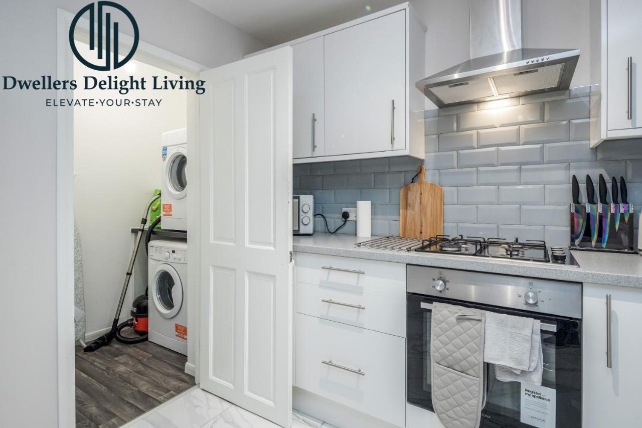 Dwellers Delight Living Ltd Serviced Accommodation Fabulous House 3 Bedroom, Hainault Prime Location ,Greater London With Parking & Wifi, 2 Bathroom, Garden Chigwell Zewnętrze zdjęcie