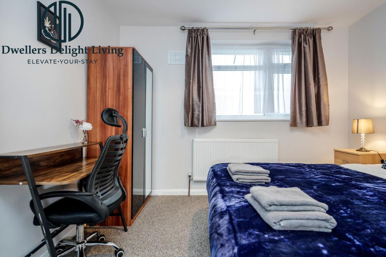 Dwellers Delight Living Ltd Serviced Accommodation Fabulous House 3 Bedroom, Hainault Prime Location ,Greater London With Parking & Wifi, 2 Bathroom, Garden Chigwell Zewnętrze zdjęcie