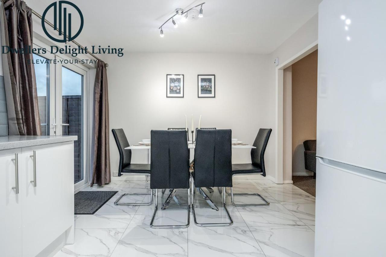 Dwellers Delight Living Ltd Serviced Accommodation Fabulous House 3 Bedroom, Hainault Prime Location ,Greater London With Parking & Wifi, 2 Bathroom, Garden Chigwell Zewnętrze zdjęcie