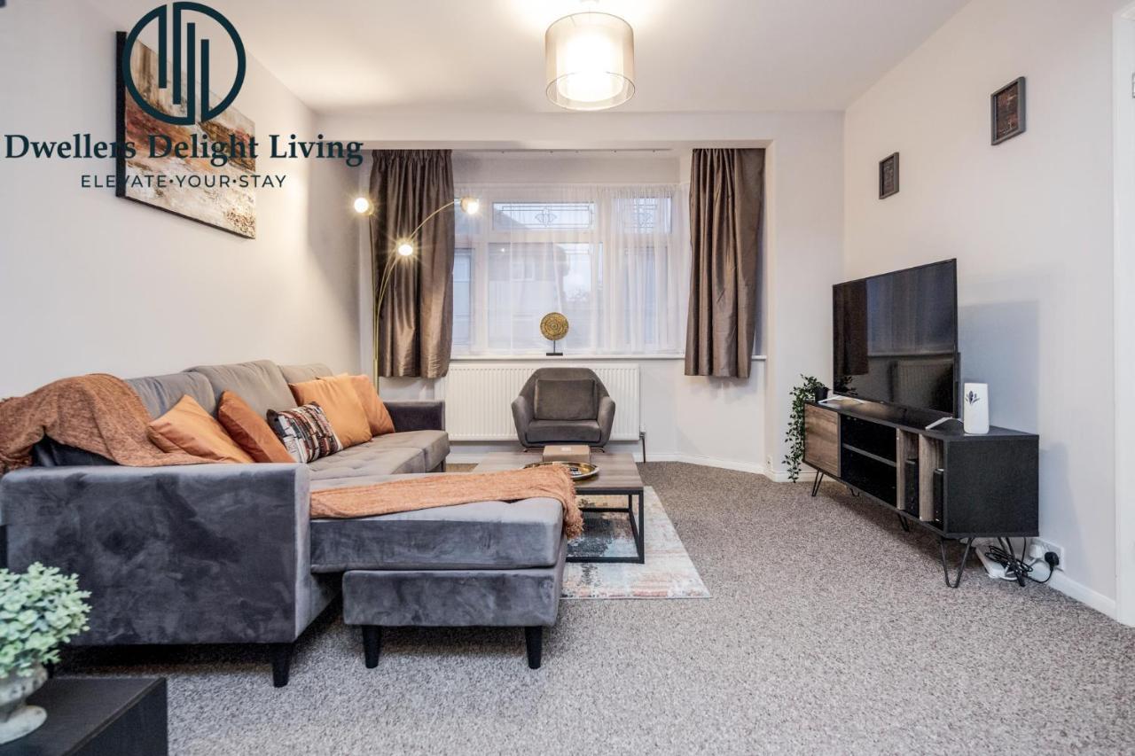 Dwellers Delight Living Ltd Serviced Accommodation Fabulous House 3 Bedroom, Hainault Prime Location ,Greater London With Parking & Wifi, 2 Bathroom, Garden Chigwell Zewnętrze zdjęcie
