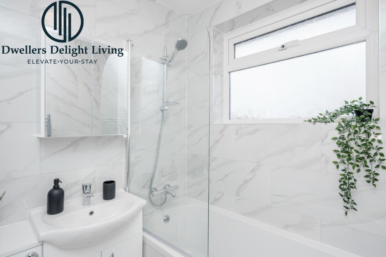 Dwellers Delight Living Ltd Serviced Accommodation Fabulous House 3 Bedroom, Hainault Prime Location ,Greater London With Parking & Wifi, 2 Bathroom, Garden Chigwell Zewnętrze zdjęcie