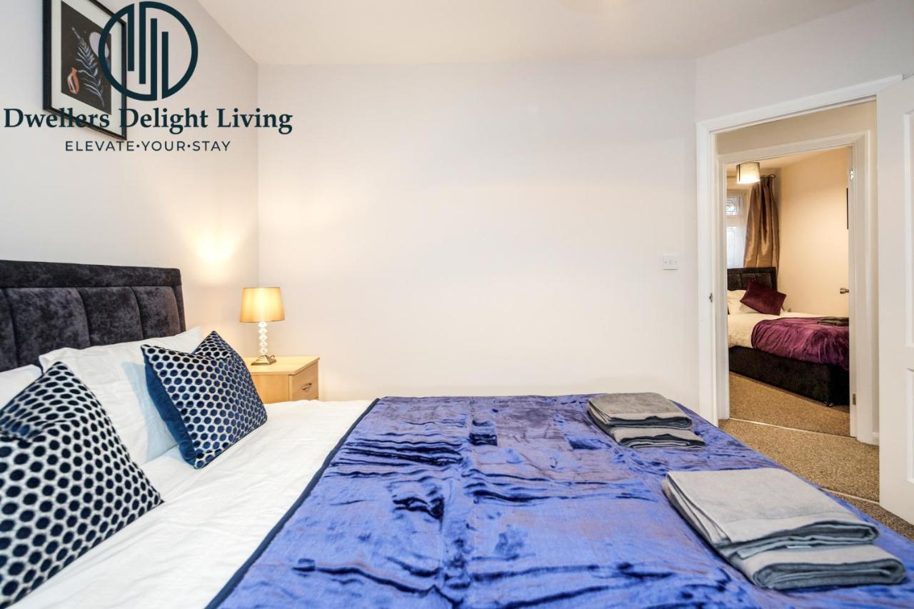 Dwellers Delight Living Ltd Serviced Accommodation Fabulous House 3 Bedroom, Hainault Prime Location ,Greater London With Parking & Wifi, 2 Bathroom, Garden Chigwell Zewnętrze zdjęcie