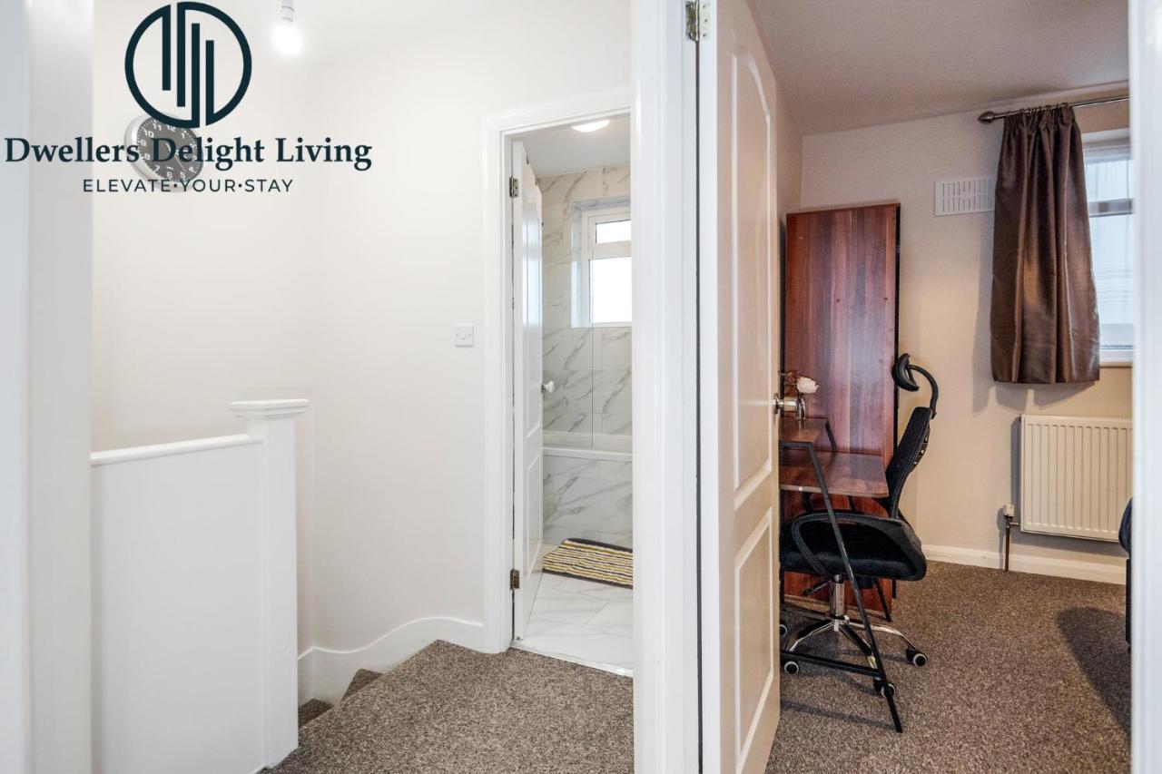 Dwellers Delight Living Ltd Serviced Accommodation Fabulous House 3 Bedroom, Hainault Prime Location ,Greater London With Parking & Wifi, 2 Bathroom, Garden Chigwell Zewnętrze zdjęcie