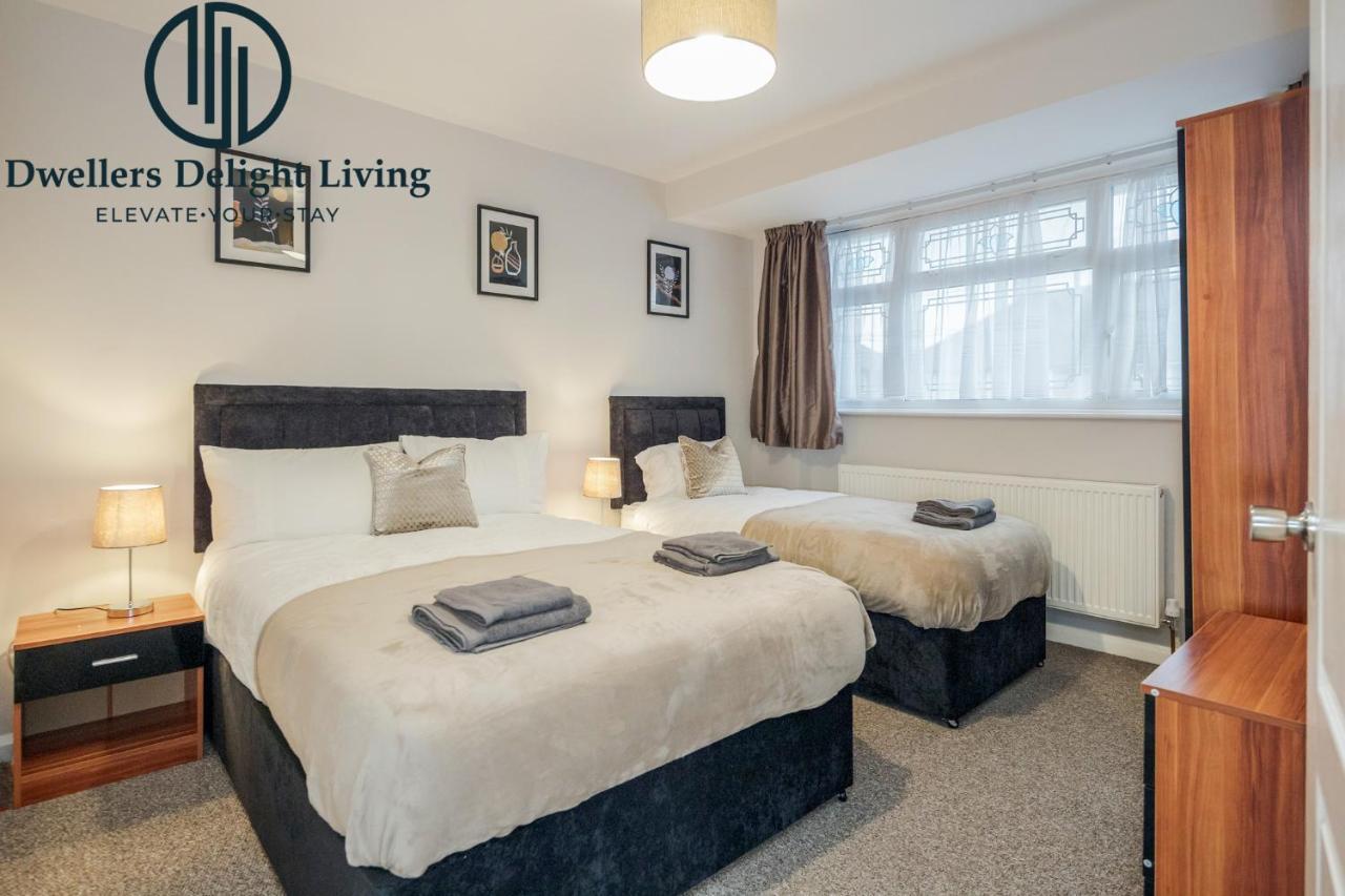 Dwellers Delight Living Ltd Serviced Accommodation Fabulous House 3 Bedroom, Hainault Prime Location ,Greater London With Parking & Wifi, 2 Bathroom, Garden Chigwell Zewnętrze zdjęcie