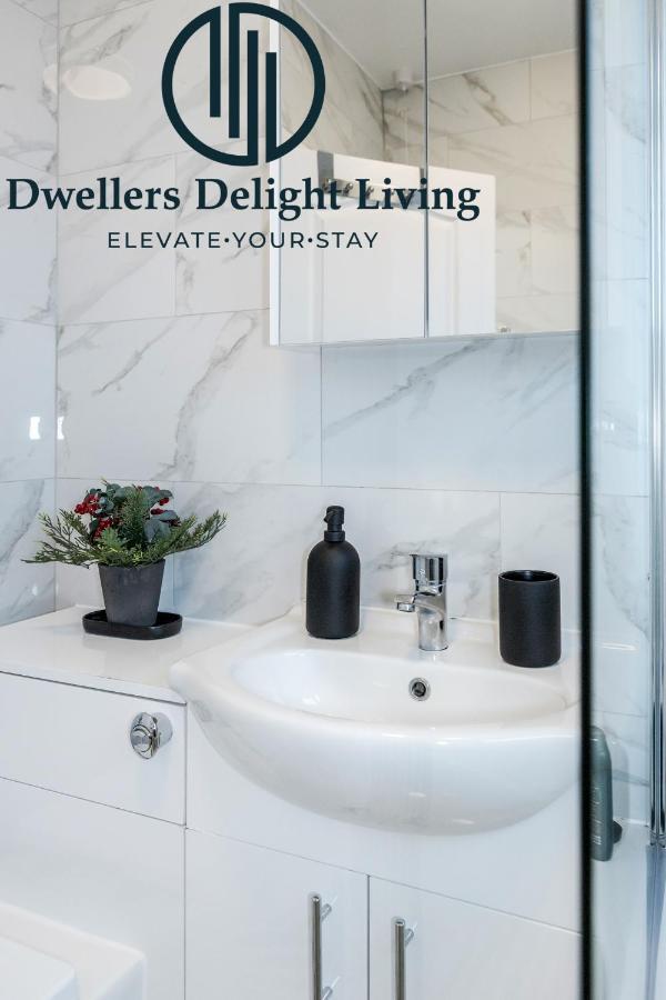 Dwellers Delight Living Ltd Serviced Accommodation Fabulous House 3 Bedroom, Hainault Prime Location ,Greater London With Parking & Wifi, 2 Bathroom, Garden Chigwell Zewnętrze zdjęcie