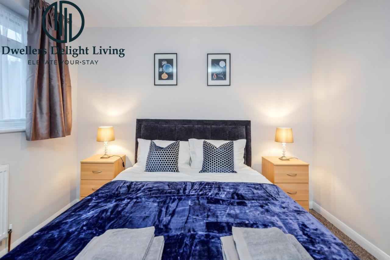Dwellers Delight Living Ltd Serviced Accommodation Fabulous House 3 Bedroom, Hainault Prime Location ,Greater London With Parking & Wifi, 2 Bathroom, Garden Chigwell Zewnętrze zdjęcie