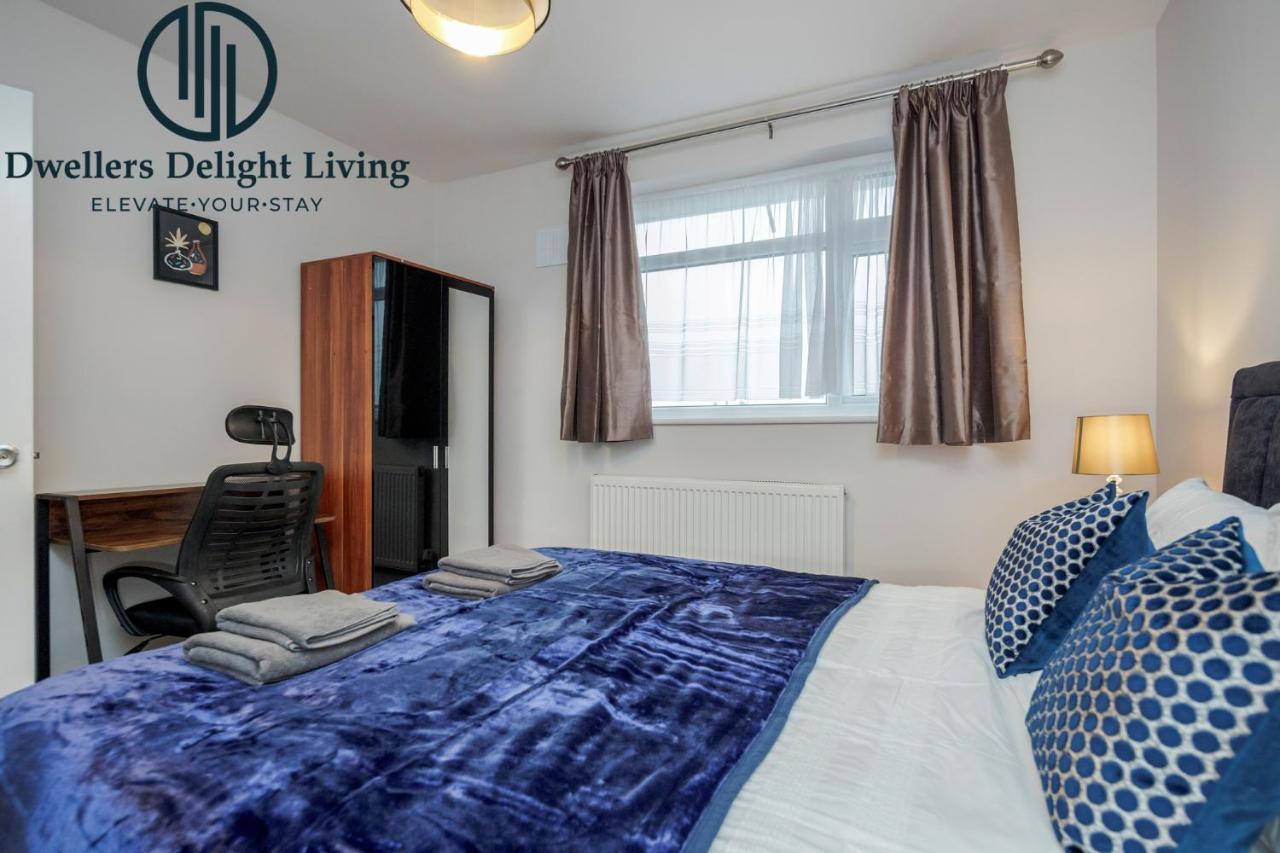 Dwellers Delight Living Ltd Serviced Accommodation Fabulous House 3 Bedroom, Hainault Prime Location ,Greater London With Parking & Wifi, 2 Bathroom, Garden Chigwell Zewnętrze zdjęcie