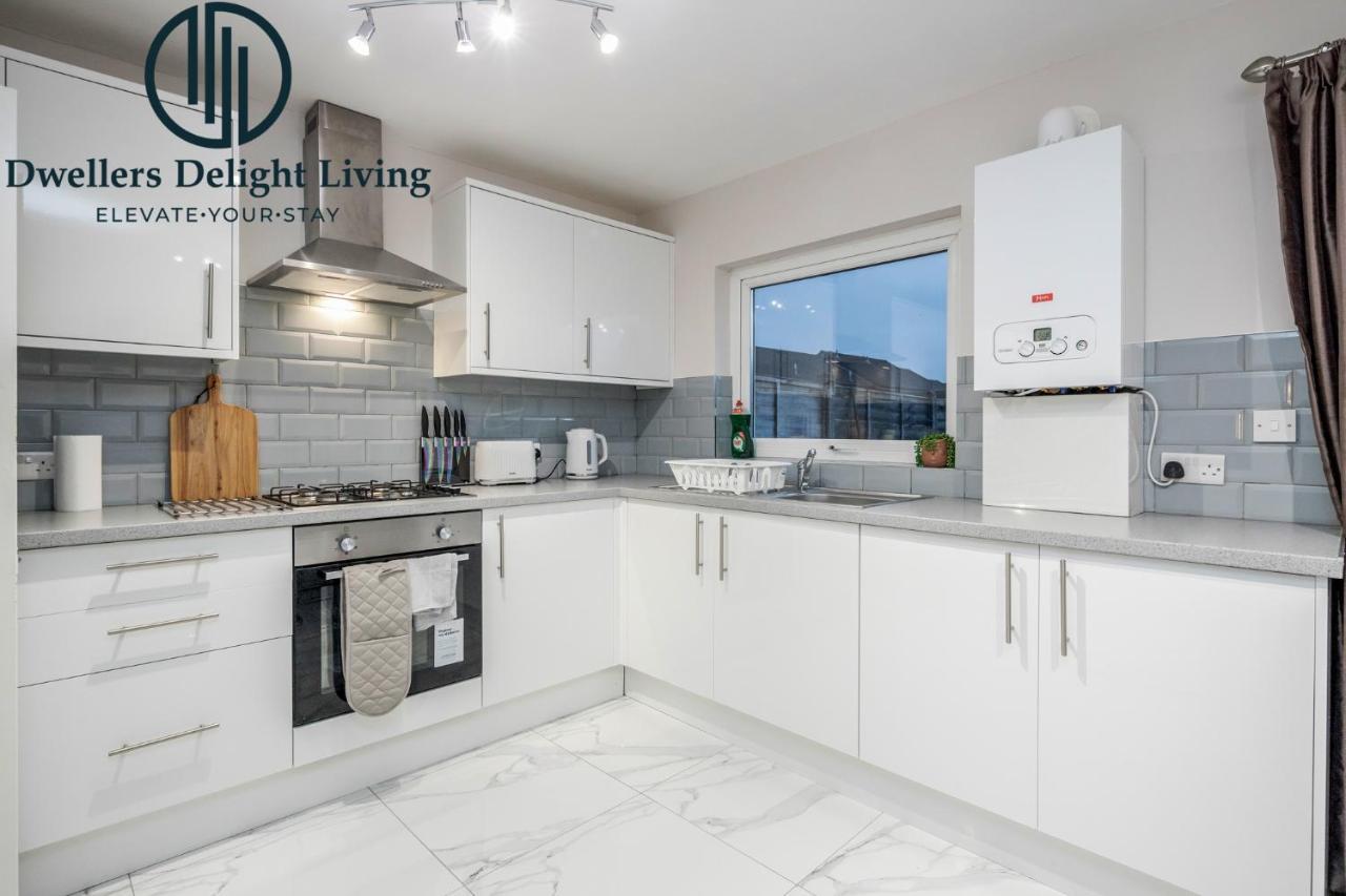 Dwellers Delight Living Ltd Serviced Accommodation Fabulous House 3 Bedroom, Hainault Prime Location ,Greater London With Parking & Wifi, 2 Bathroom, Garden Chigwell Zewnętrze zdjęcie