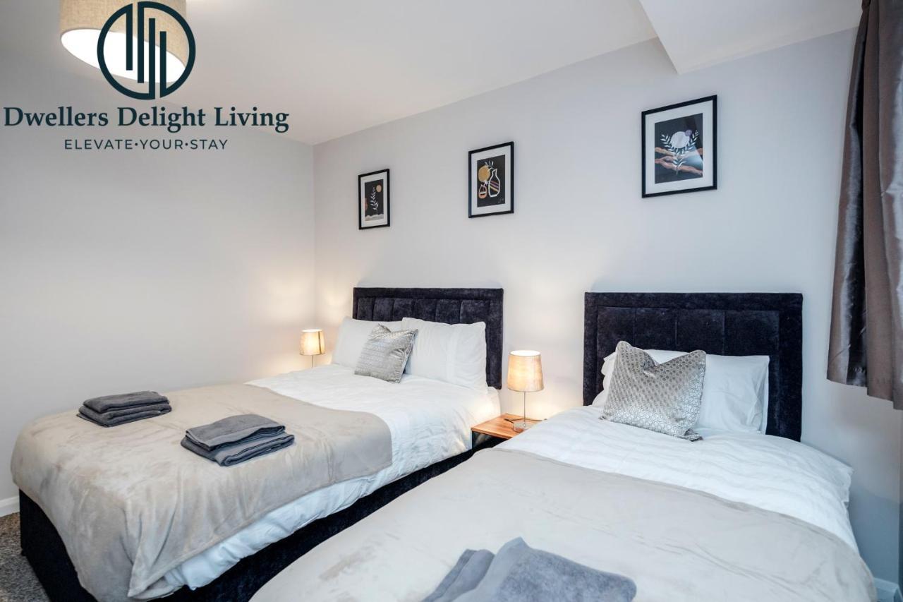 Dwellers Delight Living Ltd Serviced Accommodation Fabulous House 3 Bedroom, Hainault Prime Location ,Greater London With Parking & Wifi, 2 Bathroom, Garden Chigwell Zewnętrze zdjęcie