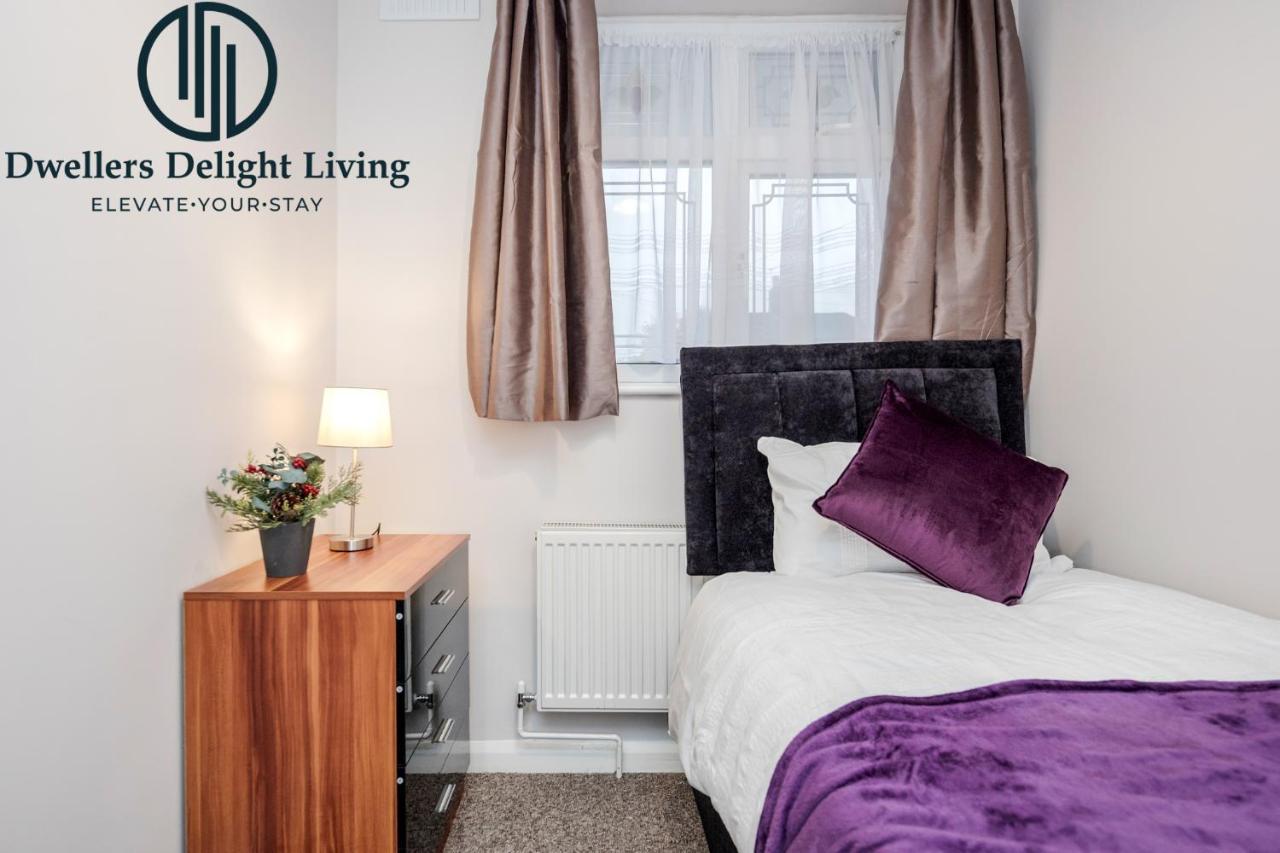 Dwellers Delight Living Ltd Serviced Accommodation Fabulous House 3 Bedroom, Hainault Prime Location ,Greater London With Parking & Wifi, 2 Bathroom, Garden Chigwell Zewnętrze zdjęcie