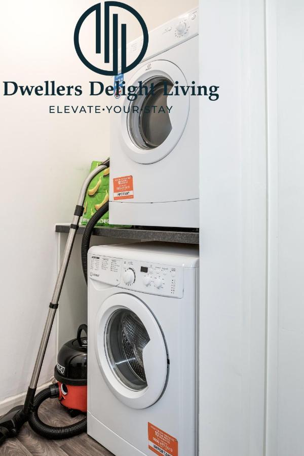 Dwellers Delight Living Ltd Serviced Accommodation Fabulous House 3 Bedroom, Hainault Prime Location ,Greater London With Parking & Wifi, 2 Bathroom, Garden Chigwell Zewnętrze zdjęcie